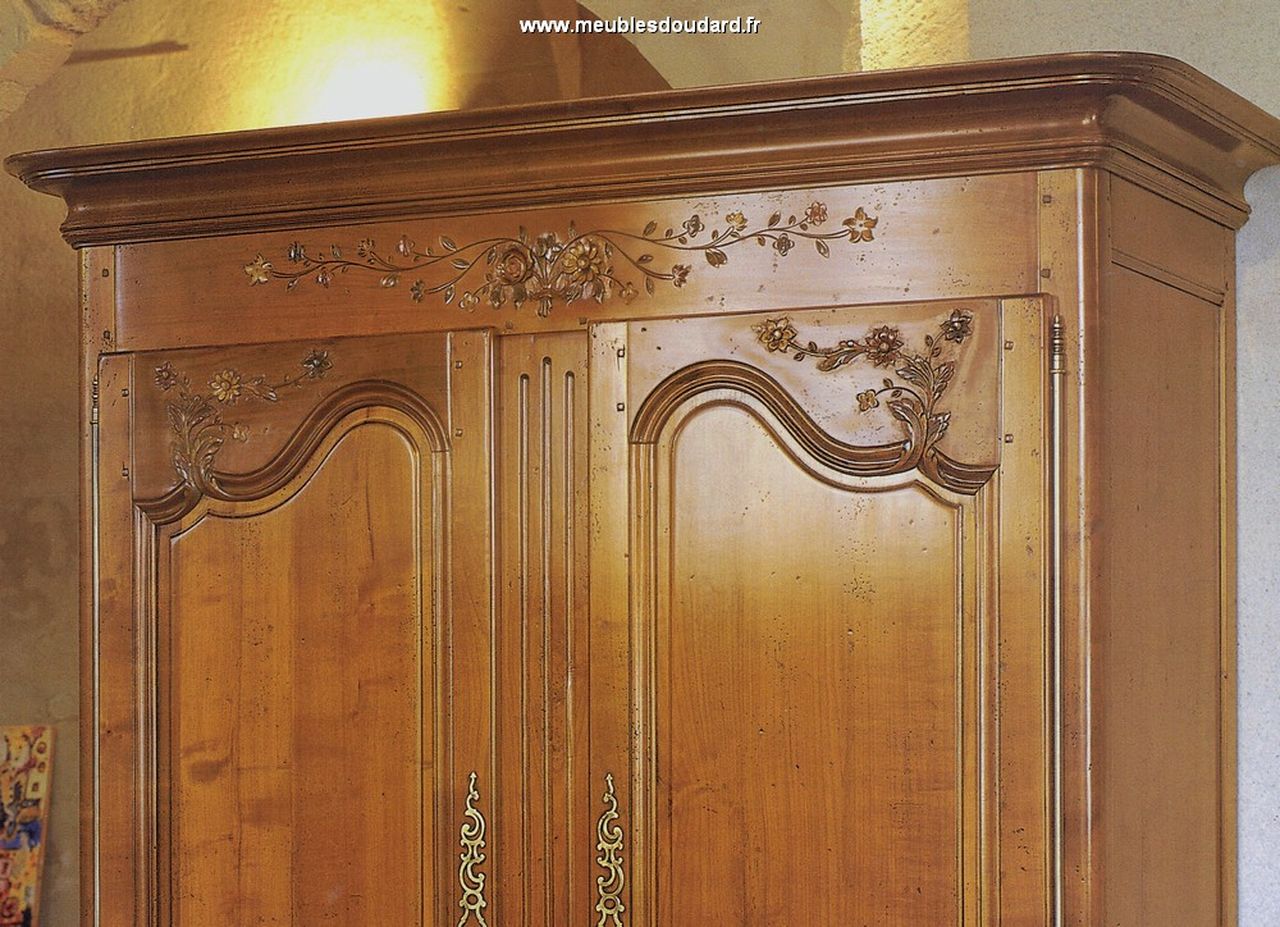 Armoire Louise en merisier 2 portes Armoires Chambres à coucher