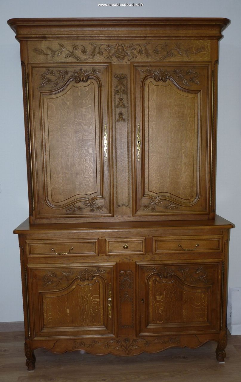 buffet 2 corps en bois massif avec de la sculpture faite a buffet 2 corps en bois massif avec de la sculpture faite a
